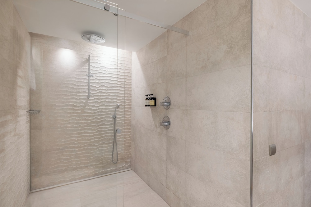 Suite, piscina privada del hotel Catalonia Plaza Cataluña. Foto 7