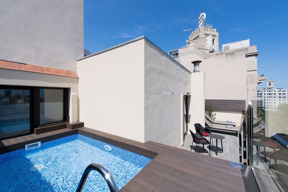 Suite junior, piscina privada del hotel Catalonia Plaza Cataluña