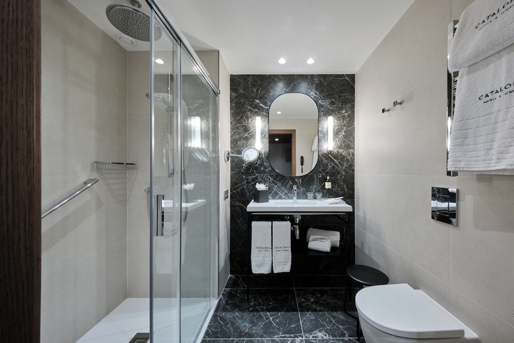 Habitación triple Premium del hotel Catalonia Plaza Cataluña. Foto 1