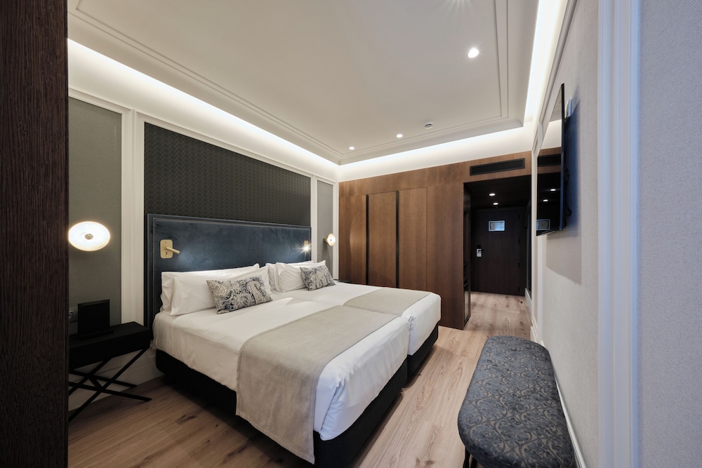 Habitación triple Premium 3 camas individuales del hotel Catalonia Plaza Cataluña. Foto 2