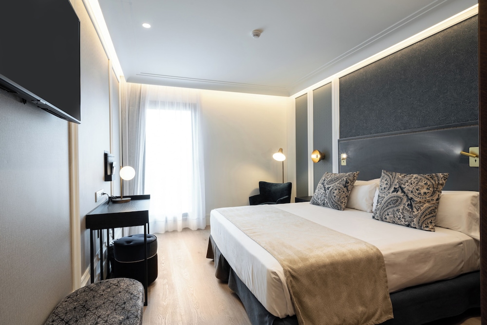 Habitación Premium doble, balcón, vistas a la ciudad del hotel Catalonia Plaza Cataluña. Foto 1