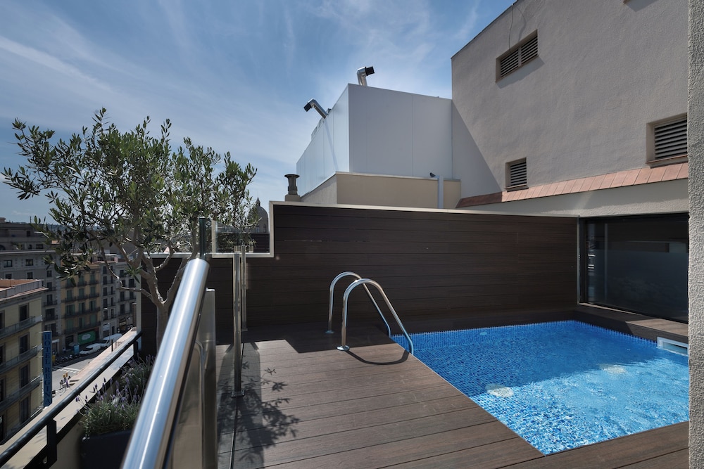 Suite, piscina privada del hotel Catalonia Plaza Cataluña. Foto 3