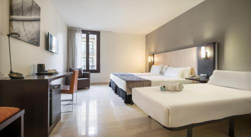 Habitación Triple del hotel Ilunion Almirante. Foto 4