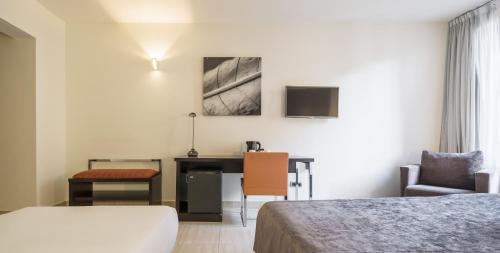 Habitación Doble con cama supletoria - 1 o 2 camas del hotel Ilunion Almirante. Foto 4