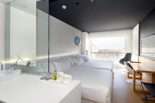 Habitación Deluxe con cama supletoria del hotel Barcelo Sants