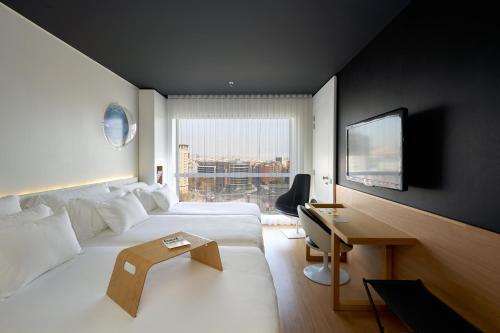 Habitación Deluxe con cama supletoria del hotel Barcelo Sants. Foto 1