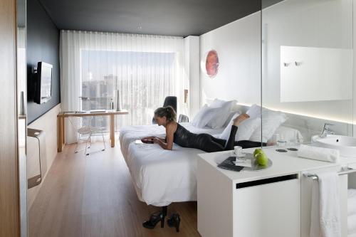 Habitación Deluxe con cama supletoria del hotel Barcelo Sants. Foto 3