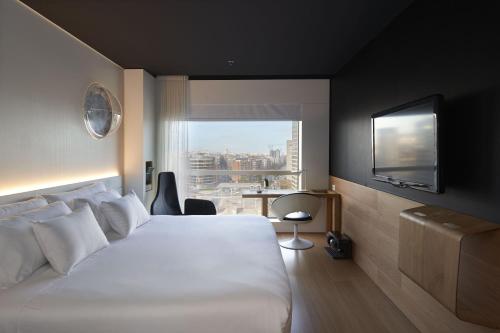 Habitación Doble Deluxe con vistas a la ciudad del hotel Barcelo Sants. Foto 2