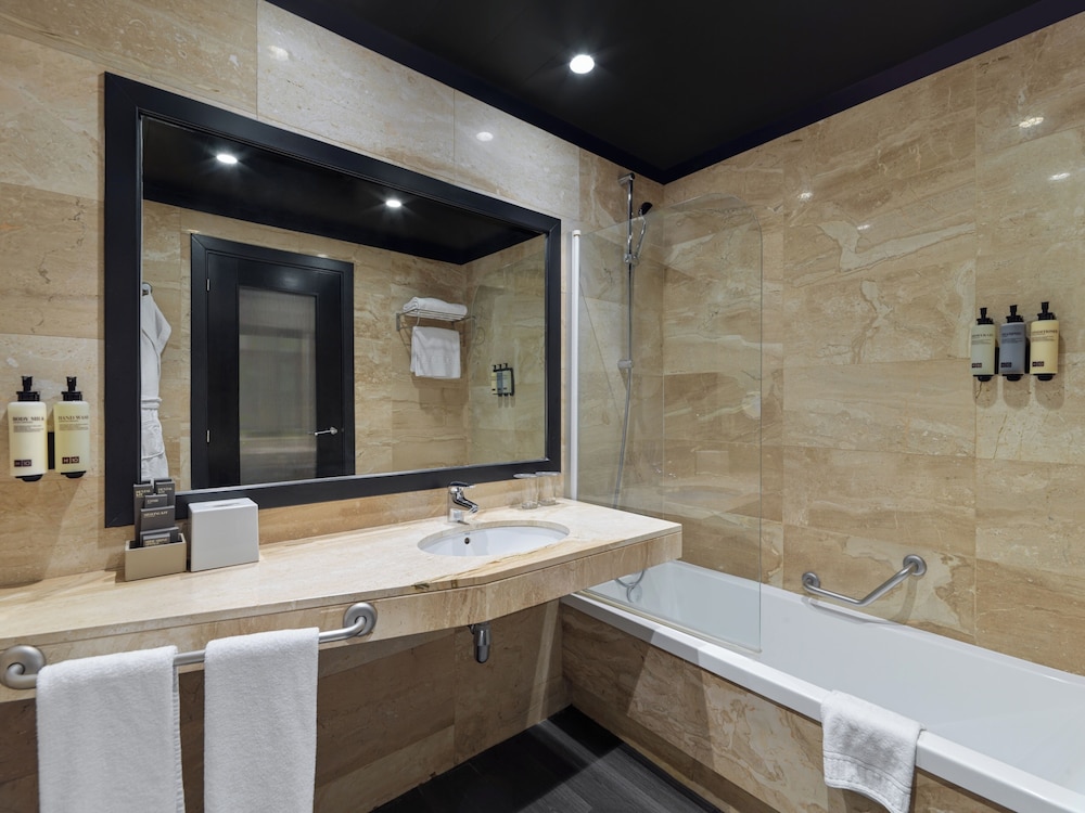 Classic Barcelona con cama supletoria del hotel H10 Marina Barcelona. Foto 4
