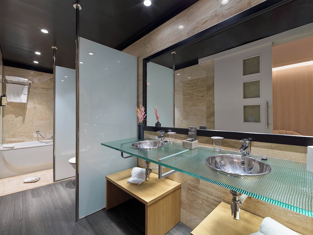 Junior Suite Deluxe del hotel H10 Marina Barcelona. Foto 4