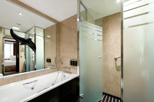Habitación The Level del hotel Melia Barcelona Sarrià. Foto 4