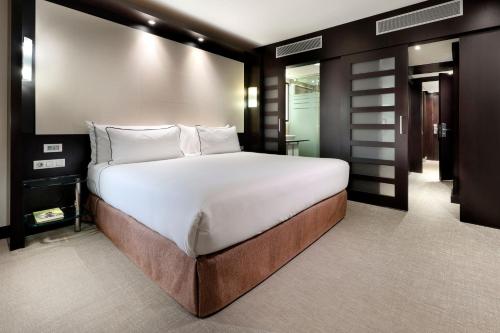 Habitación Premium con Vistas a la ciudad del hotel Melia Barcelona Sarrià. Foto 1