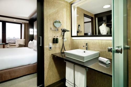 Habitación Premium con Vistas a la ciudad del hotel Melia Barcelona Sarrià. Foto 3