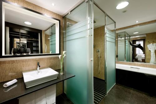 Habitación Triple Meliá del hotel Melia Barcelona Sarrià. Foto 3
