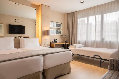 Habitación Triple Estándar del hotel Hesperia Presidente. Foto 4