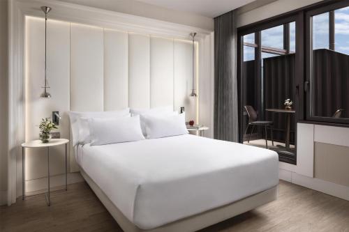 Suite con terraza y cama supletoria del hotel NH Collection Barcelona Gran Hotel Calderón