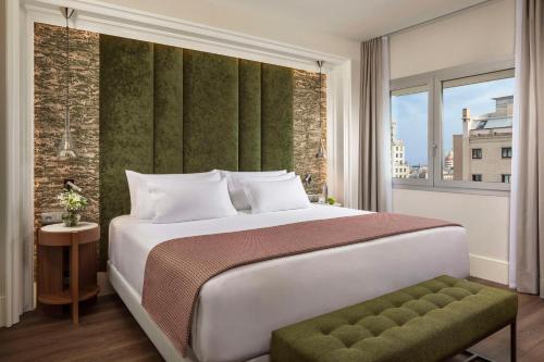 Suite Lujo Balcón o Terraza 1 Cama king Vista ciudad Sofá Cama incluido del hotel NH Collection Barcelona Gran Hotel Calderón. Foto 2