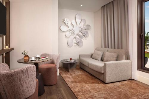 Suite Lujo Balcón o Terraza 1 Cama king Vista ciudad Sofá Cama incluido del hotel NH Collection Barcelona Gran Hotel Calderón. Foto 5