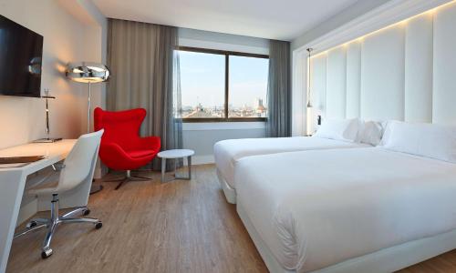Habitación Doble Premium con vistas - 1 o 2 camas del hotel NH Collection Barcelona Gran Hotel Calderón. Foto 2
