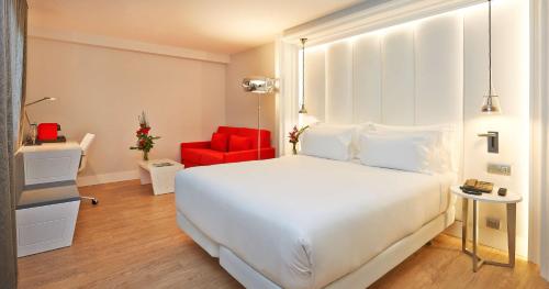 Habitación Doble Premium XL con cama supletoria - 1 o 2 camas del hotel NH Collection Barcelona Gran Hotel Calderón. Foto 2