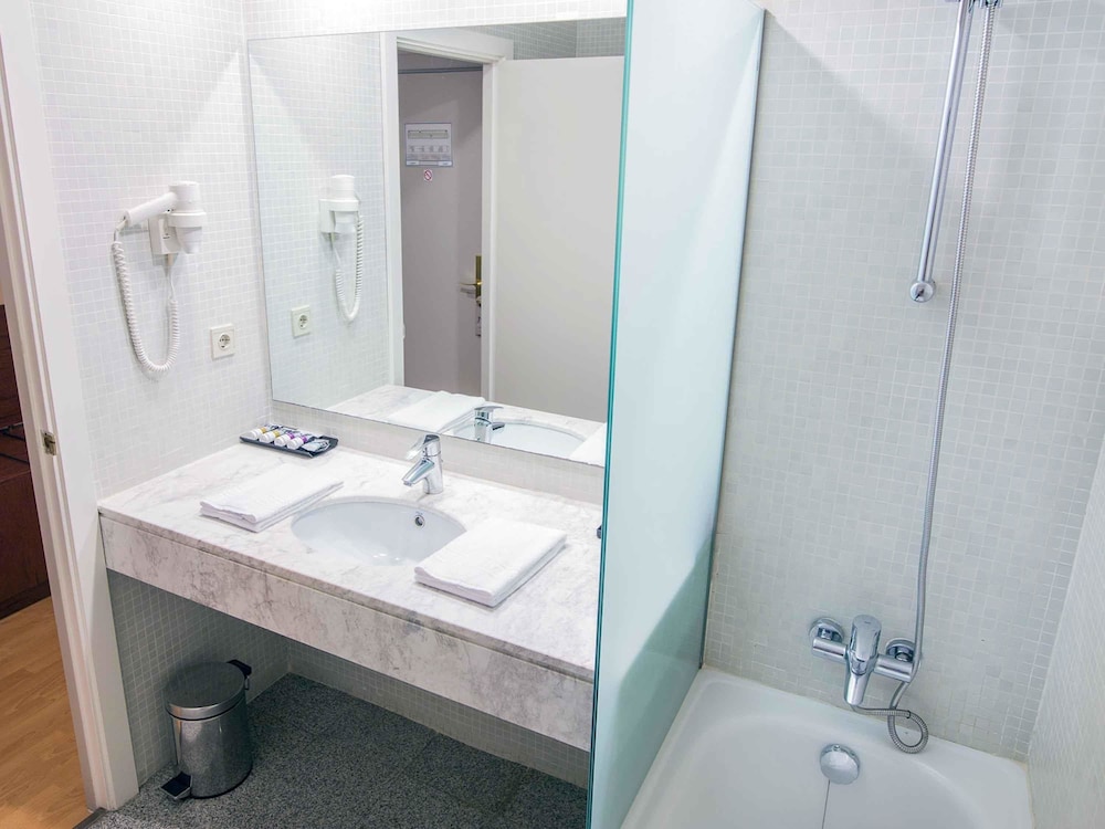 Ejecutiva cama doble del hotel Augusta Barcelona Vallés. Foto 3