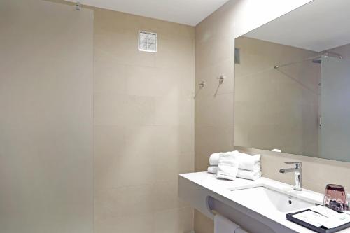 Habitación Doble Deluxe con terraza del hotel Augusta Barcelona Vallés. Foto 3