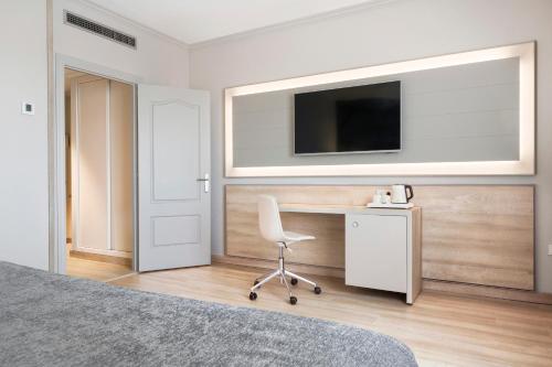 Habitación Doble con cama supletoria y servicio gratuito de traslado al aeropuerto del hotel Sallés Ciutat Del Prat Barcelona Airport. Foto 6