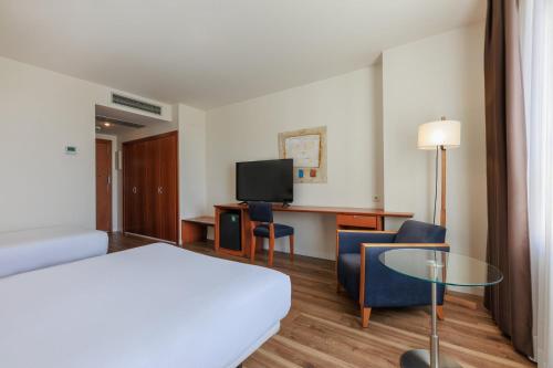 Habitación Triple del hotel Sercotel Arrahona. Foto 2
