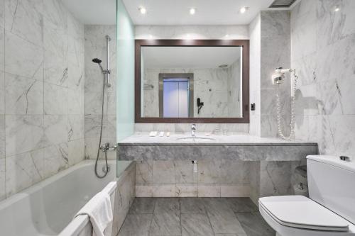 Habitación Triple del hotel Catalonia Gran Verdi. Foto 6