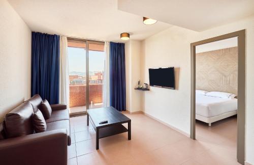 Habitación Familiar Confort del hotel Apartamentos Hesperia Barcelona Sant Joan. Foto 8