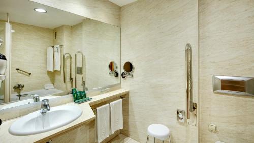 Habitación Doble con Cama supletoria del hotel Sercotel Porta Barcelona. Foto 4