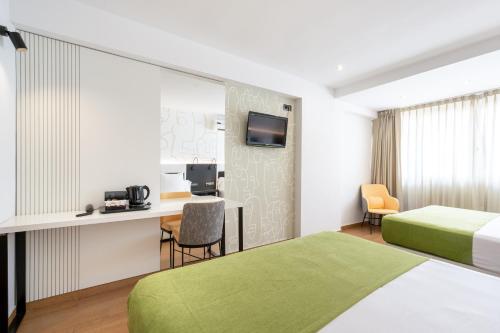 Habitación familiar Balcón o Terraza Con Vistas 3 camas individuales del hotel Climia Benidorm Plaza. Foto 4