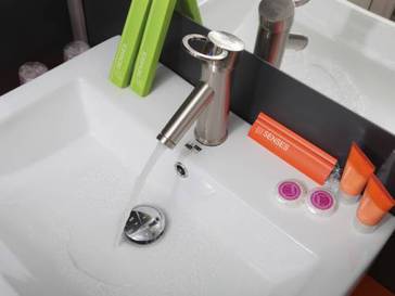 Suite Vista Piscina del hotel Sandos Benidorm Suites. Foto 1