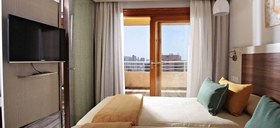 Select Suite Vista Piscina del hotel Sandos Benidorm Suites. Foto 1