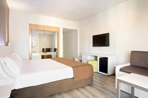 Habitación Familiar con balcón Pelícanos del hotel Sol Pelicanos Ocas. Foto 2