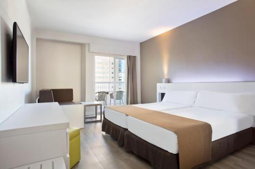 Habitación Familiar con balcón Pelícanos del hotel Sol Pelicanos Ocas. Foto 1