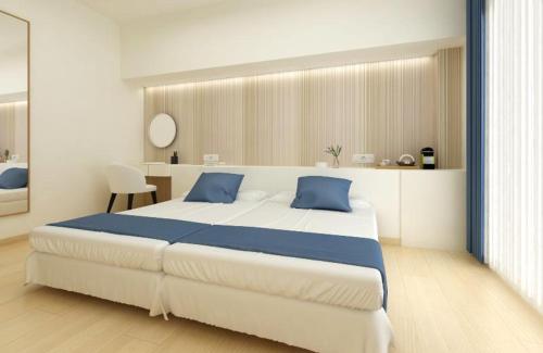 Habitación Familiar Superior con vistas a la piscina del hotel Rosamar Benidorm. Foto 1