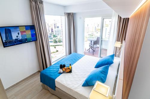 Habitación Familiar Superior con vistas a la piscina del hotel Rosamar Benidorm. Foto 4