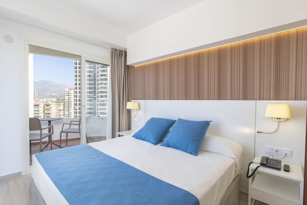 Habitación Estandar del hotel Rosamar Benidorm. Foto 1