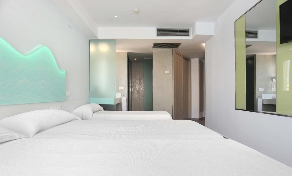 Habitación triple del hotel Benikaktus