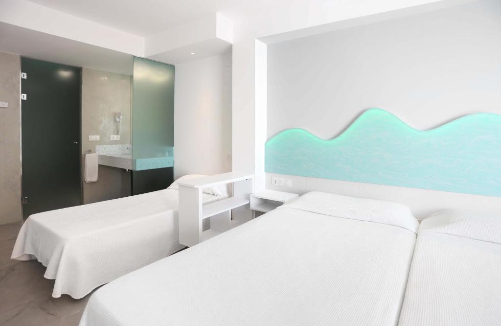 Habitación triple del hotel Benikaktus. Foto 1