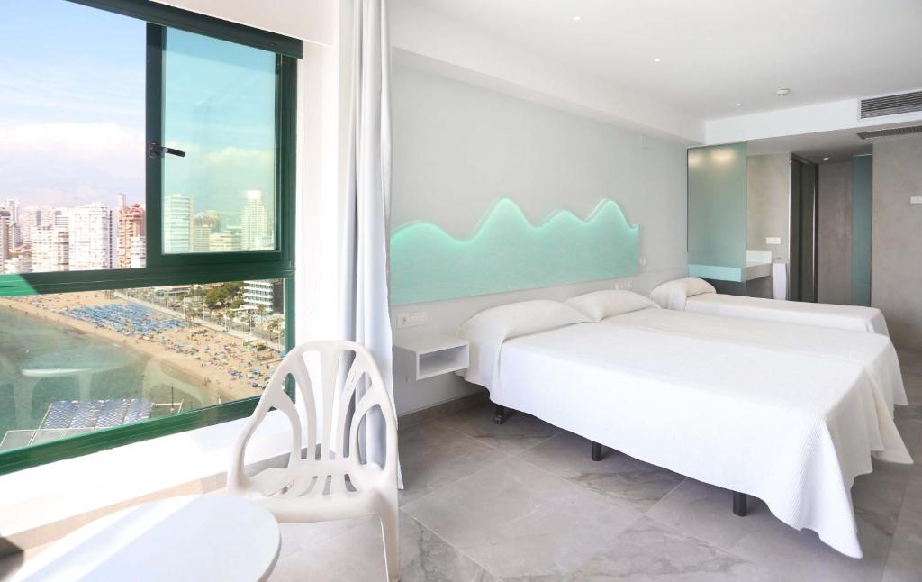 Habitación triple Vista Mar del hotel Benikaktus. Foto 1