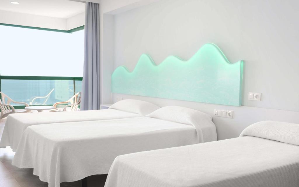 Habitación triple Vista Mar del hotel Benikaktus. Foto 2