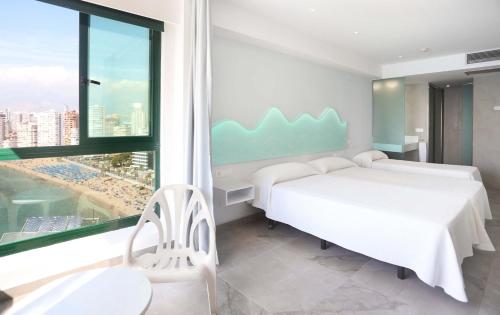 Habitación Triple con vistas al mar del hotel Benikaktus. Foto 1