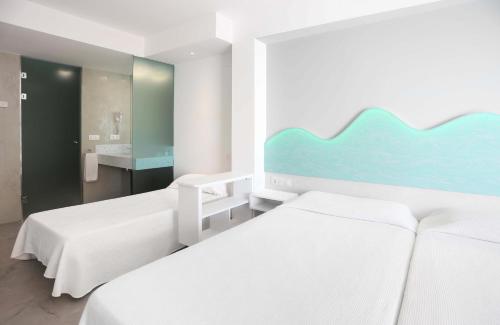 Habitación Triple del hotel Benikaktus. Foto 8