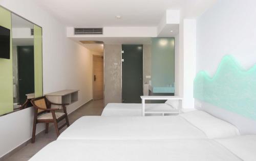 Habitación Triple del hotel Benikaktus. Foto 9