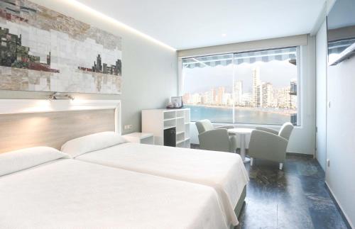 Habitación Doble Superior con vistas al mar - 2 camas del hotel Benikaktus. Foto 4