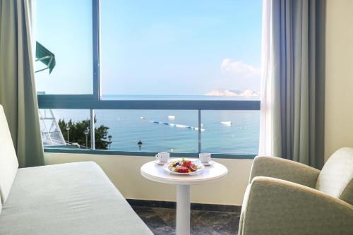 Habitación Doble Superior con vistas al mar - 2 camas del hotel Benikaktus. Foto 8