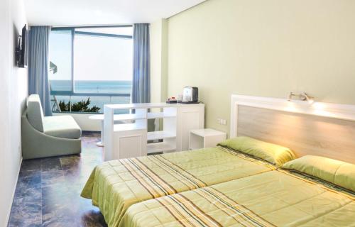 Habitación Doble Superior con vistas al mar - 2 camas del hotel Benikaktus. Foto 9