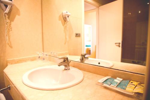 Habitación Triple del hotel Mediterraneo. Foto 5